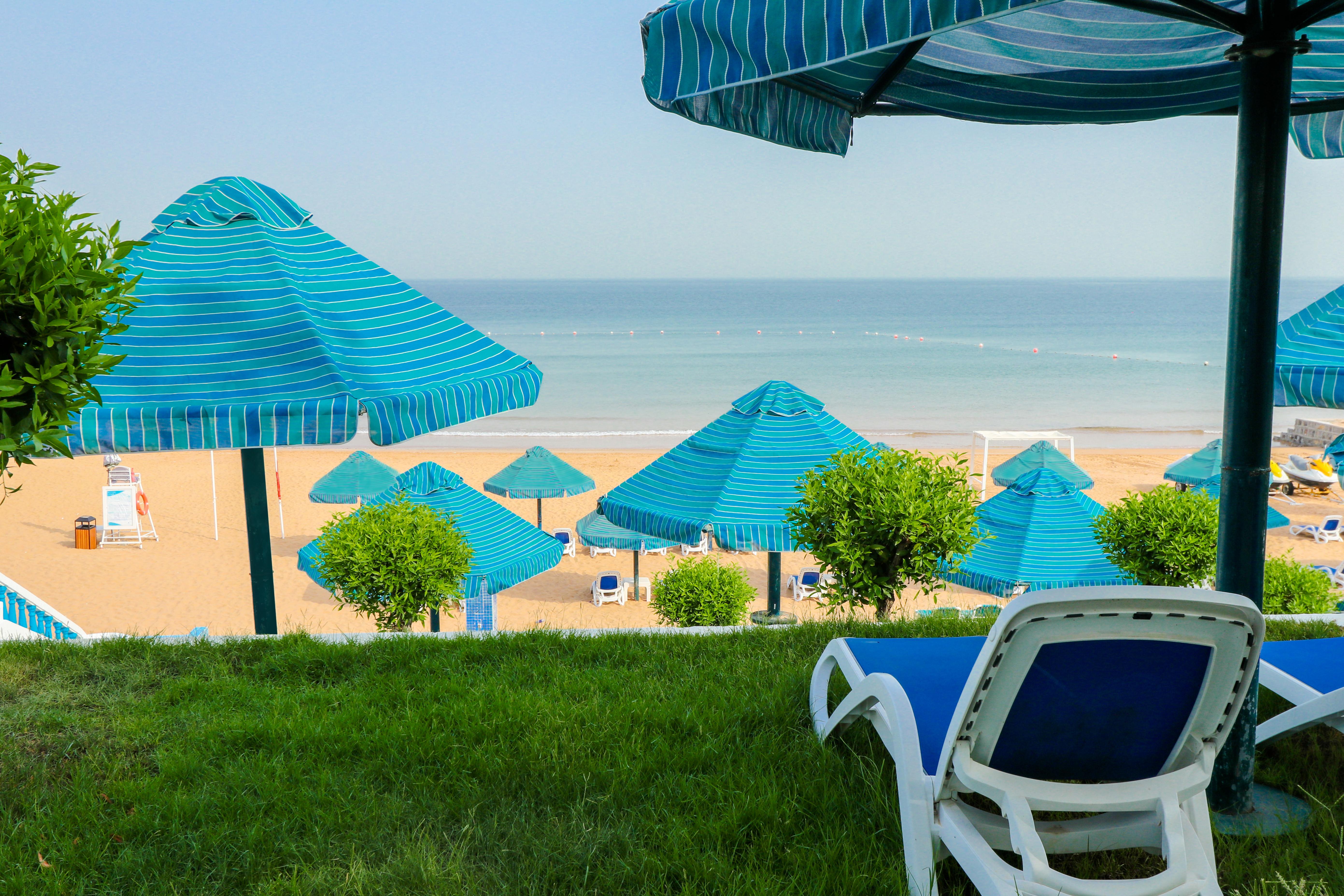 Beach hotel рас эль хайма. BM Beach Hotel 3. Клуб Ахмад Бич отель шезлонг в теньке.